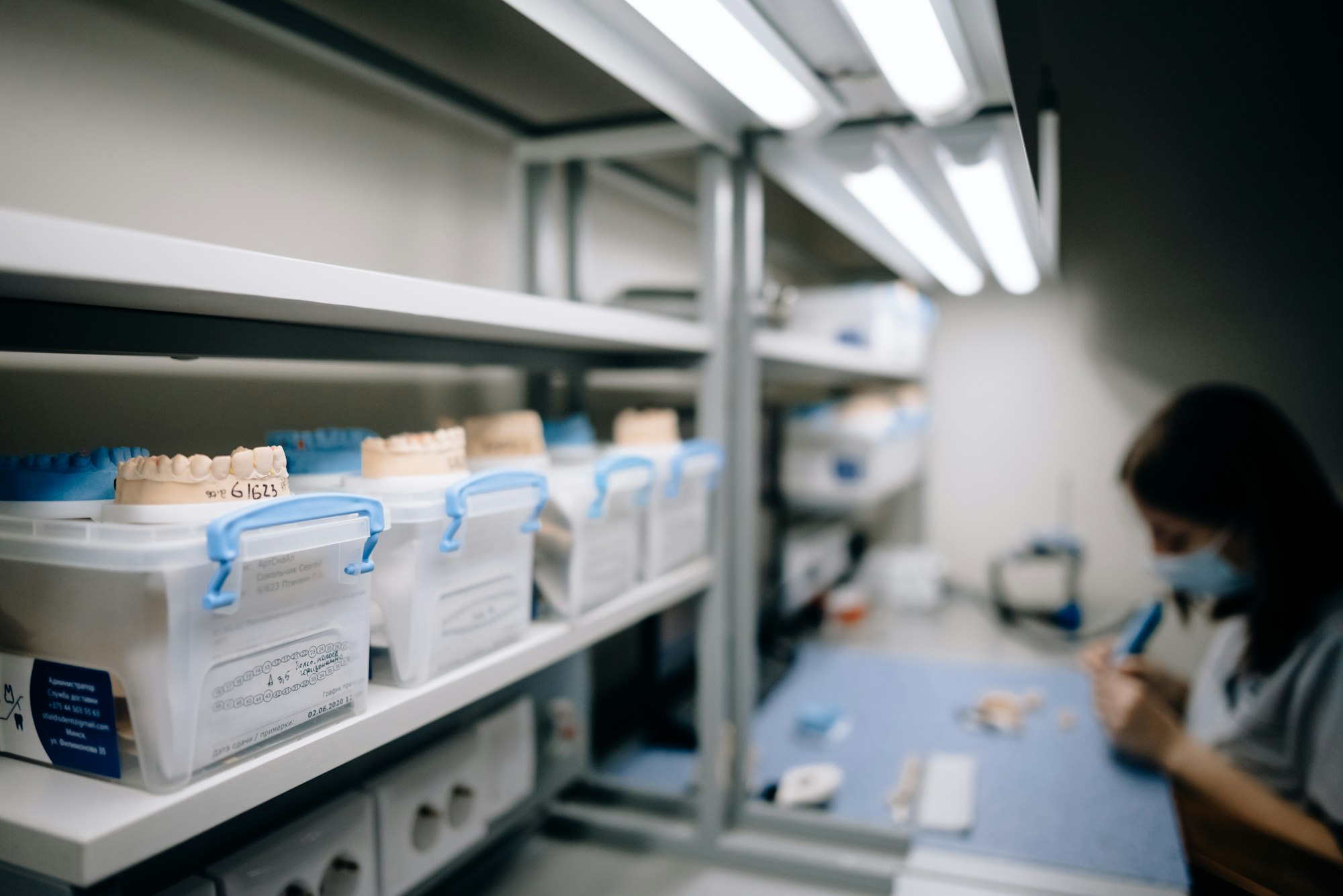 Laboratory for the manufacture of dentures